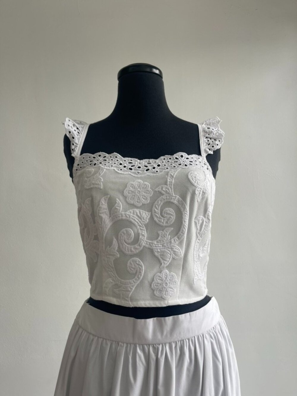 Abercrombie & Fitch White Crop with Floral Embroidery
